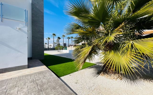 Chalet de 5 habitaciones en Aguas Nuevas, Torrevieja en venta - 980.000 € (Ref: 9357733)