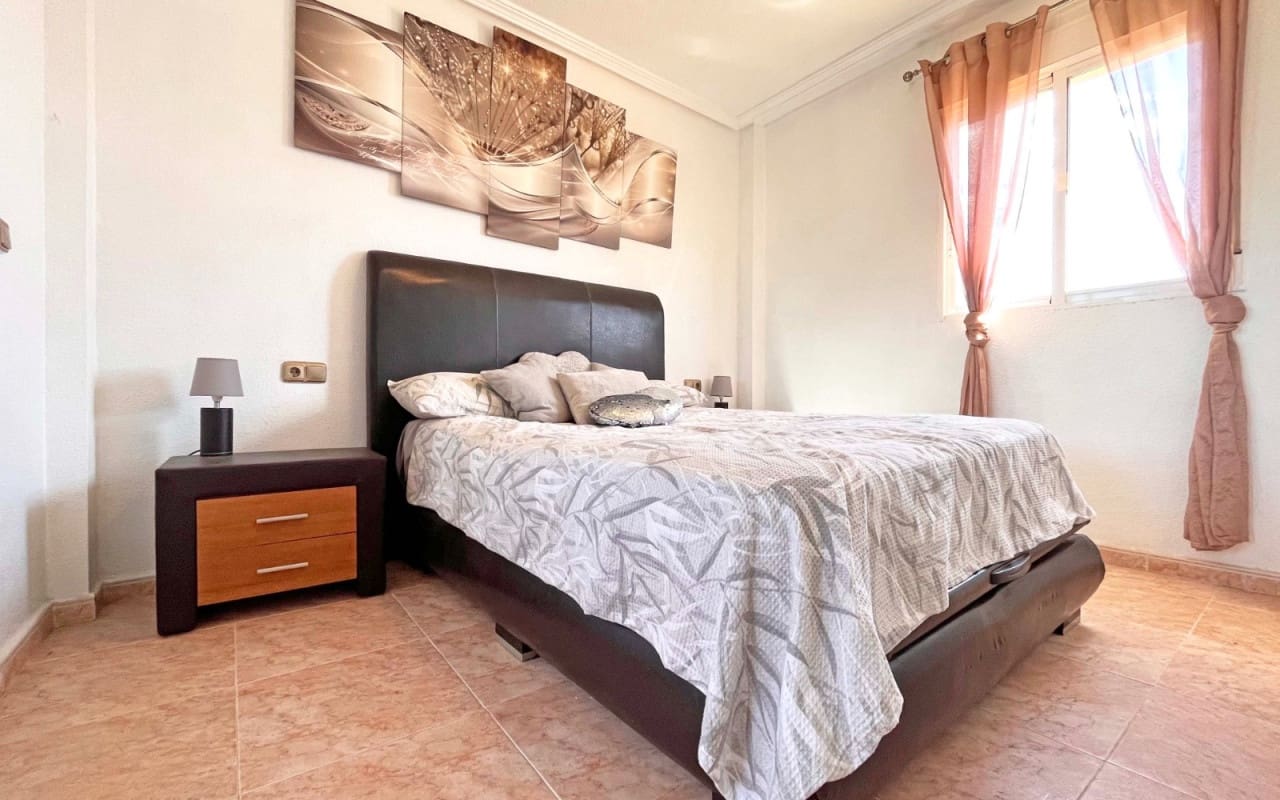4 slaapkamer Villa te koop in La Zenia met zwembad - € 399.990 (Ref: 9383798)