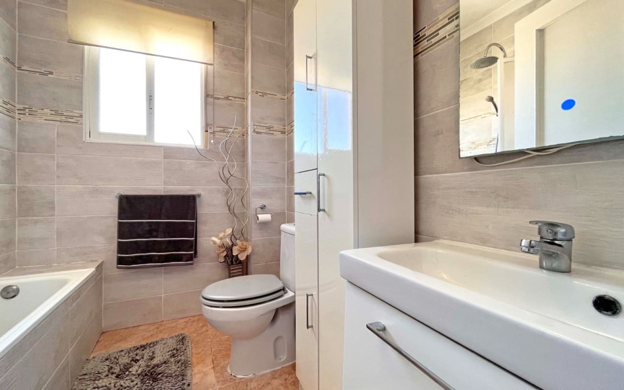 4 slaapkamer Villa te koop in La Zenia met zwembad - € 399.990 (Ref: 9383798)