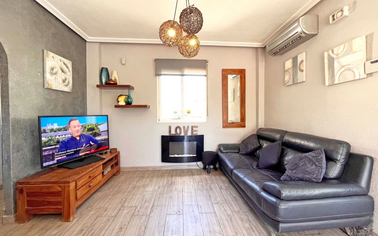 4 slaapkamer Villa te koop in La Zenia met zwembad - € 399.990 (Ref: 9383798)