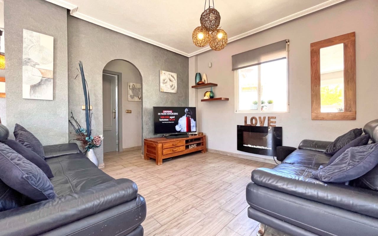 4 slaapkamer Villa te koop in La Zenia met zwembad - € 399.990 (Ref: 9383798)