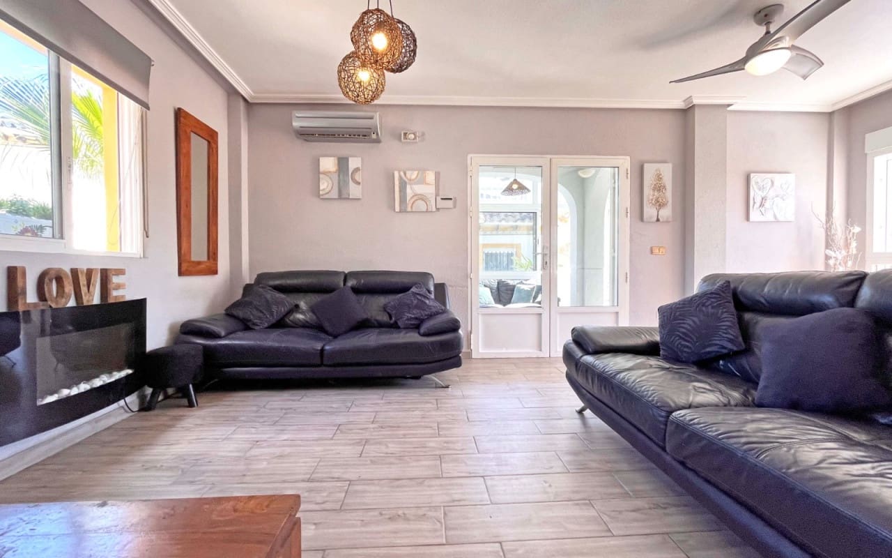 4 slaapkamer Villa te koop in La Zenia met zwembad - € 399.990 (Ref: 9383798)