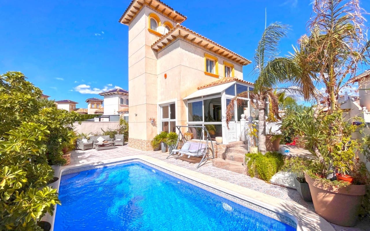 4 slaapkamer Villa te koop in La Zenia met zwembad - € 399.990 (Ref: 9383798)