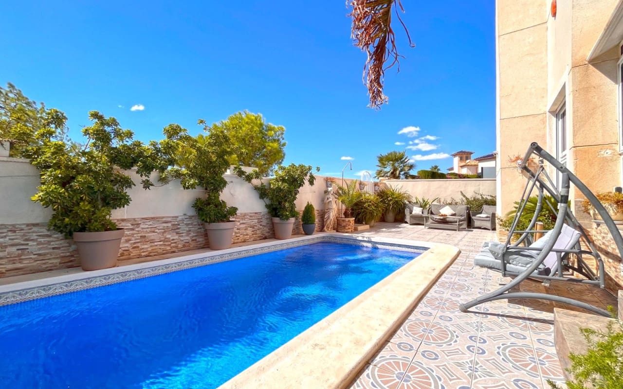 4 slaapkamer Villa te koop in La Zenia met zwembad - € 399.990 (Ref: 9383798)