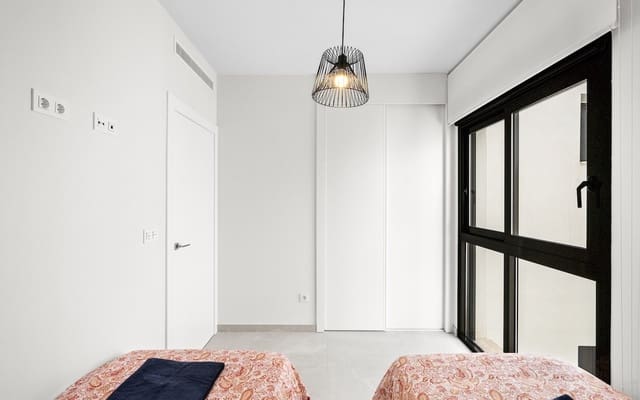 2 soverom Leilighet til salgs i Las Piscinas Naturales, Torrevieja med svømmebasseng - € 279 000 (Ref: 9383807)