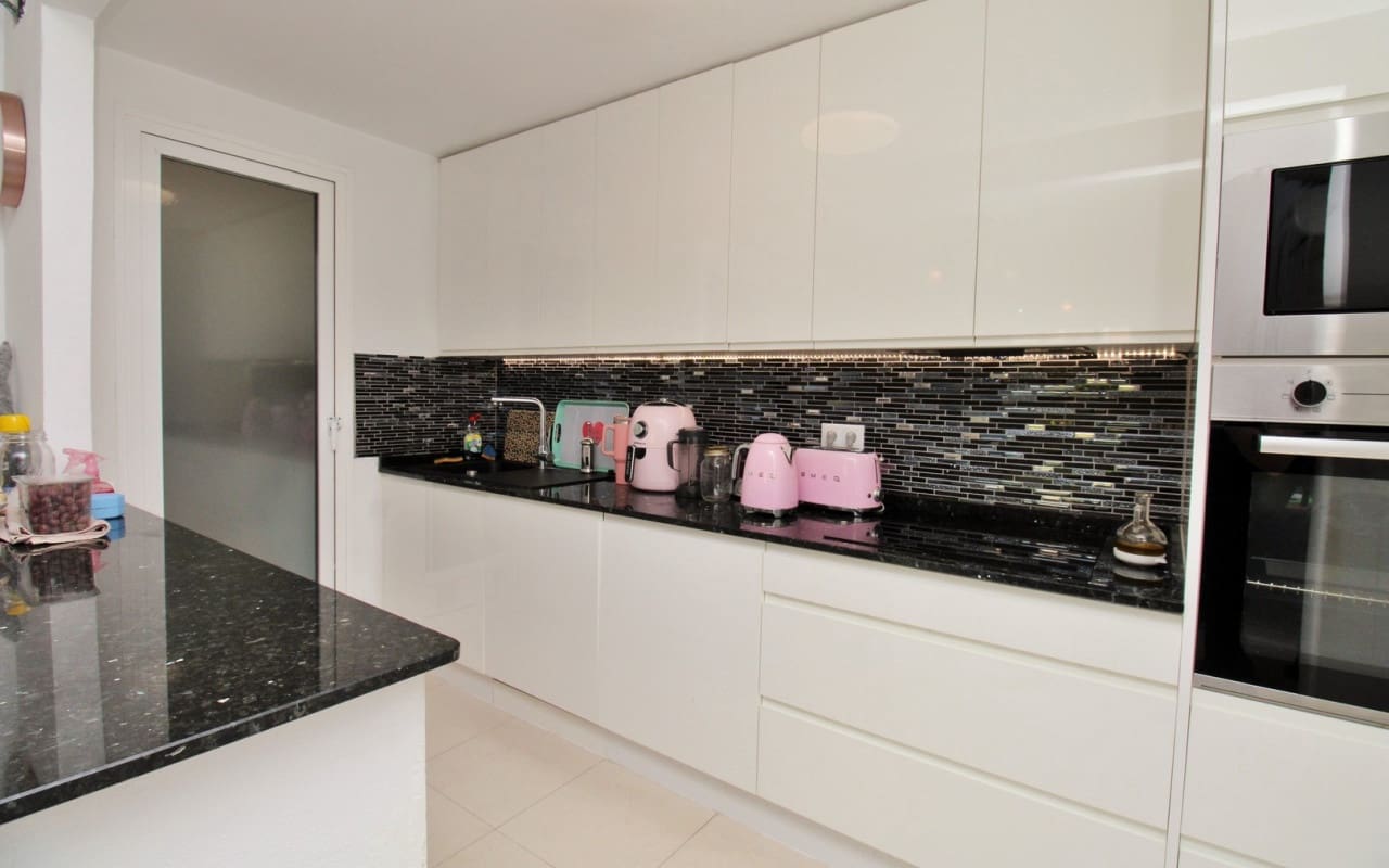 2 slaapkamer Appartement te koop in Playa Flamenca met zwembad - € 215.000 (Ref: 9383814)
