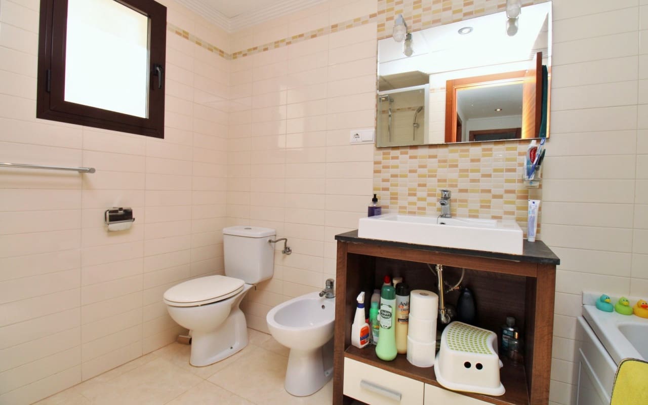 Apartamento de 2 habitaciones en Cabo Roig en venta con piscina - 249.000 € (Ref: 9383815)