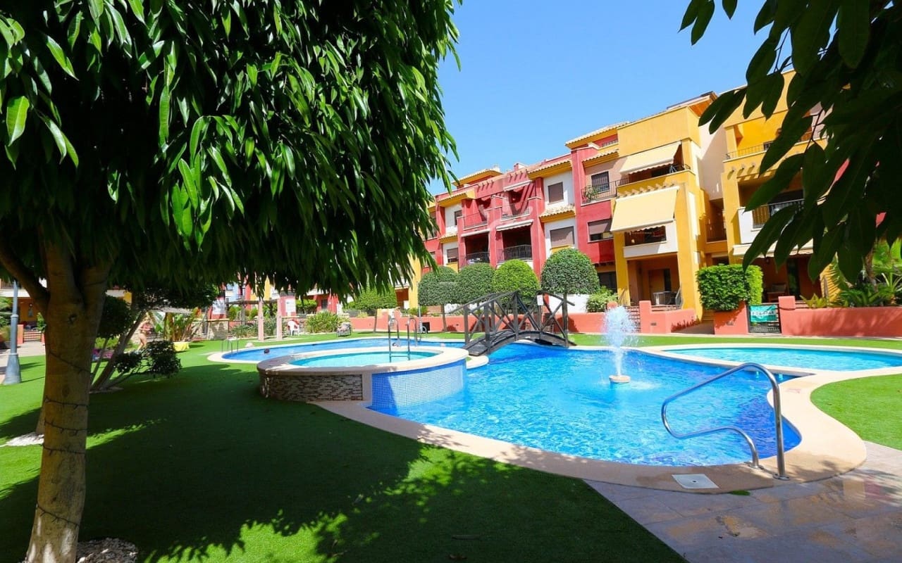 Apartamento de 2 habitaciones en Cabo Roig en venta con piscina - 249.000 € (Ref: 9383815)