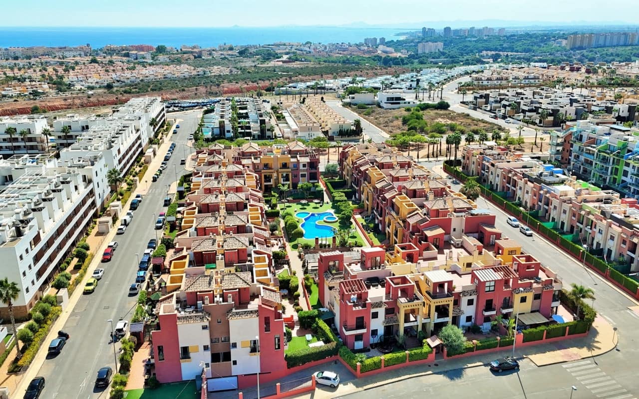 Apartamento de 2 habitaciones en Cabo Roig en venta con piscina - 249.000 € (Ref: 9383815)