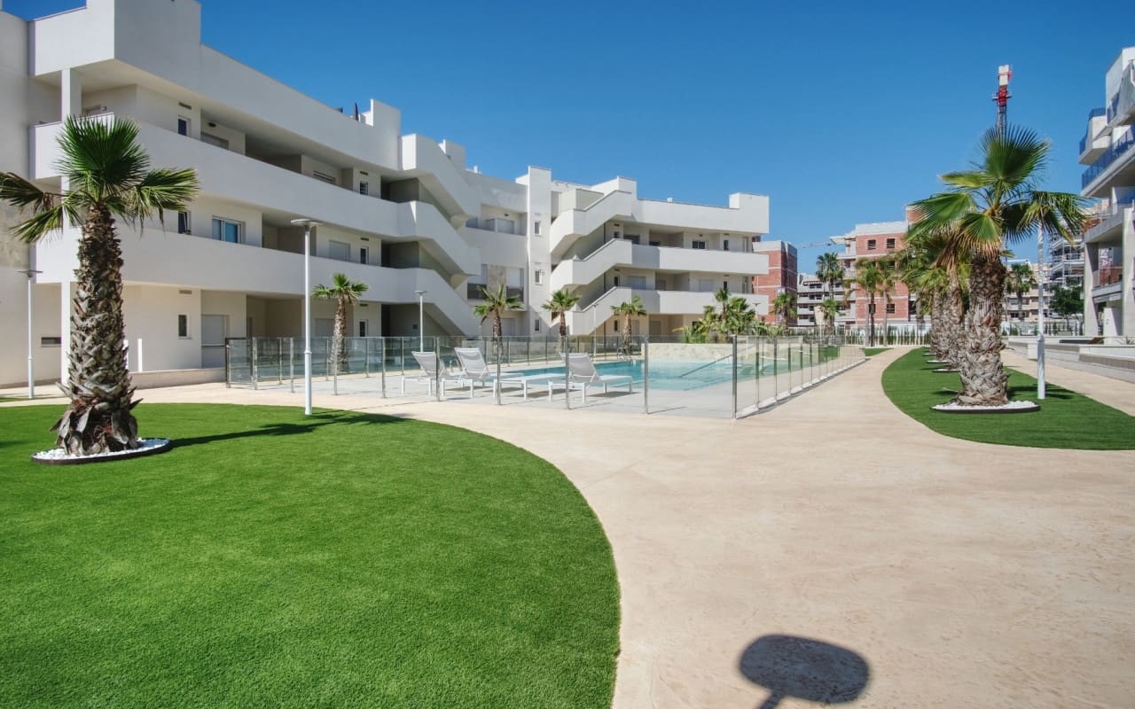 2 bedroom Apartment for sale in Guardamar del Segura with pool - € 295,000 (Ref: 9383816)