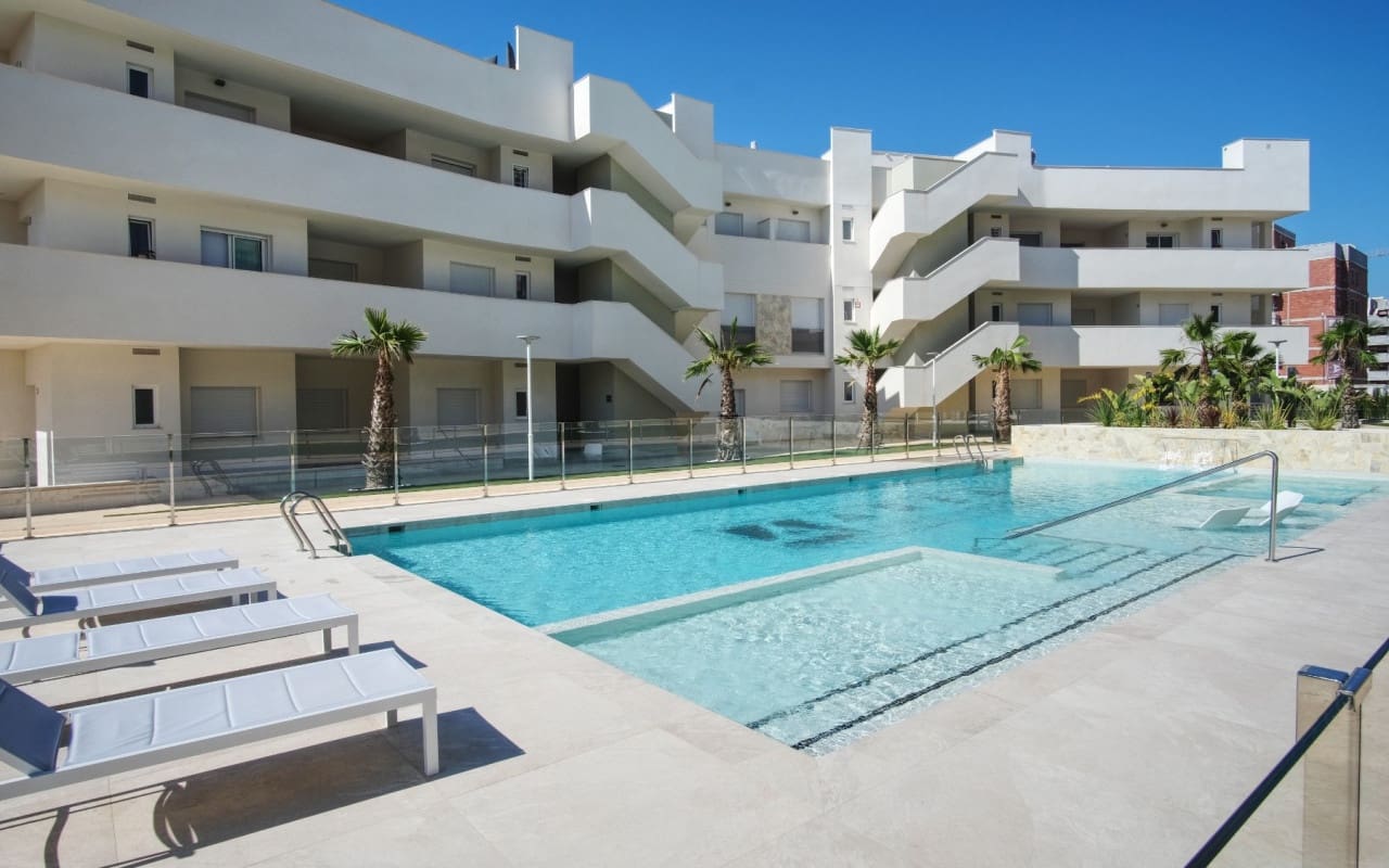 2 bedroom Apartment for sale in Guardamar del Segura with pool - € 295,000 (Ref: 9383816)