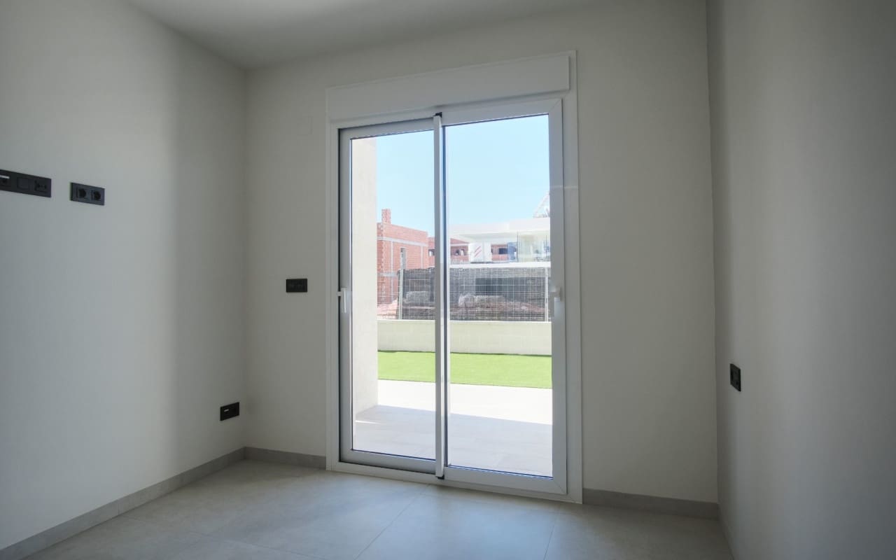 2 bedroom Apartment for sale in Guardamar del Segura with pool - € 295,000 (Ref: 9383816)