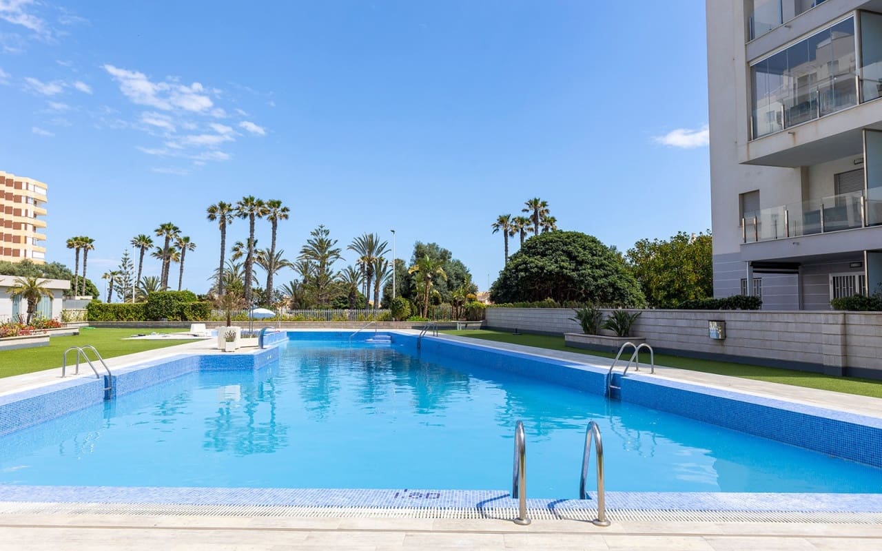 2 soveværelse Strandlejlighed til salg i La Mata med swimmingpool - € 319.500 (Ref: 9383819)
