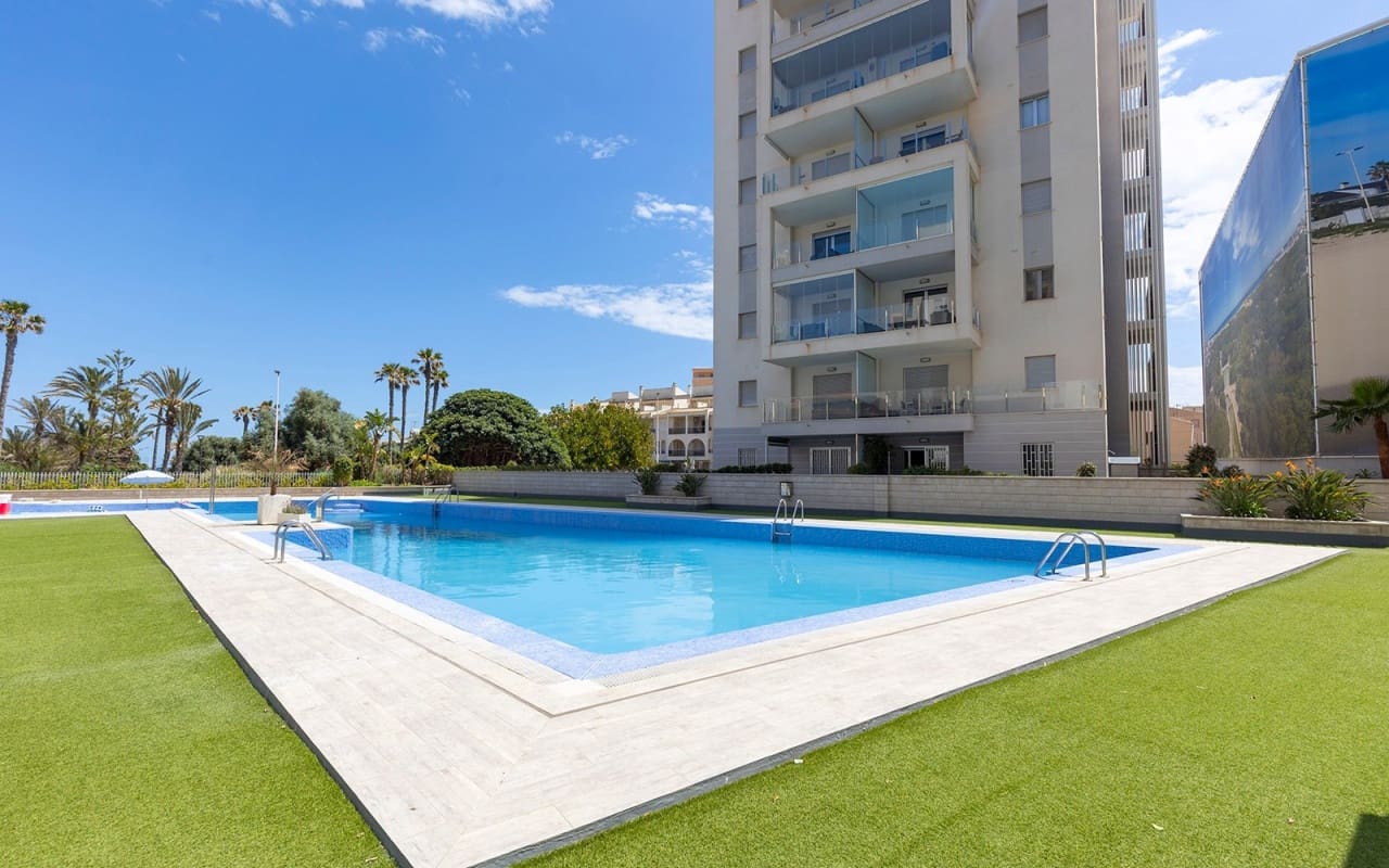 2 soveværelse Strandlejlighed til salg i La Mata med swimmingpool - € 319.500 (Ref: 9383819)