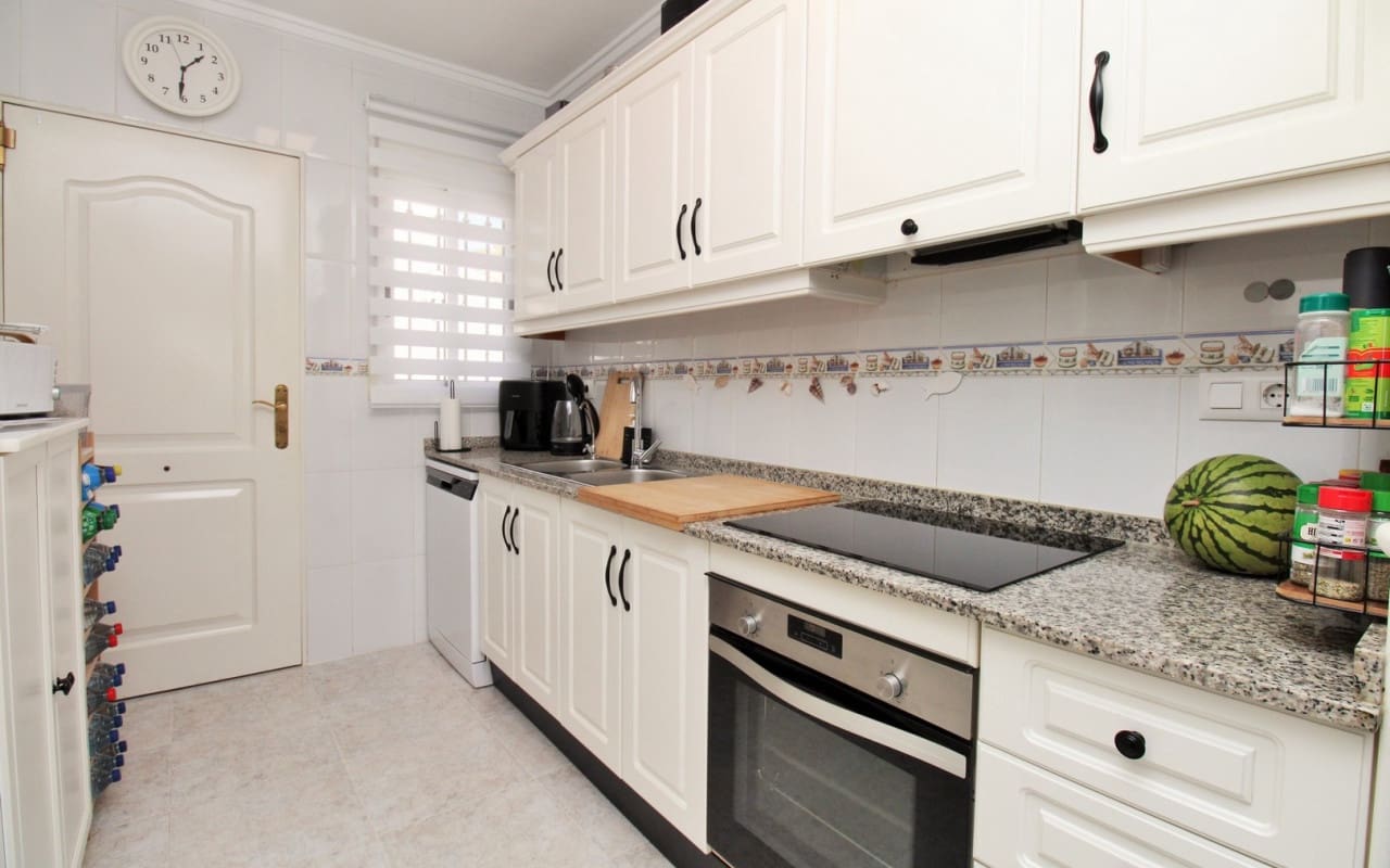 4 Zimmer Villa zu verkaufen in Villamartin mit Pool - 379.000 € (Ref: 9388188)