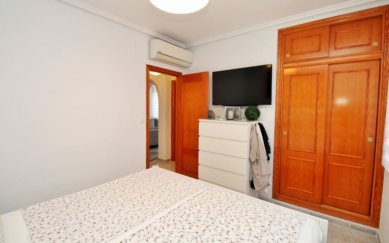 4 Zimmer Villa zu verkaufen in Villamartin mit Pool - 379.000 € (Ref: 9388188)