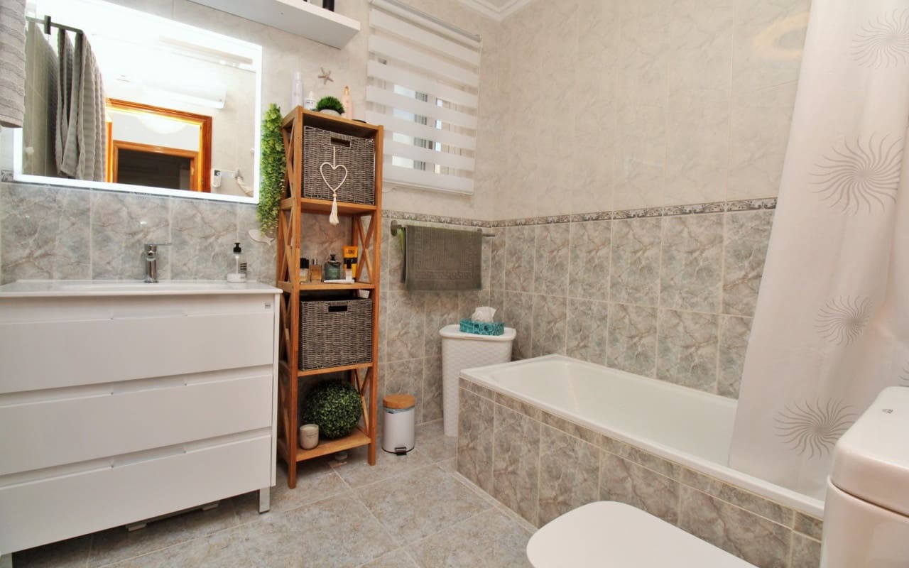 4 Zimmer Villa zu verkaufen in Villamartin mit Pool - 379.000 € (Ref: 9388188)