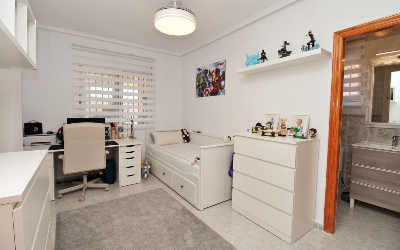 4 Zimmer Villa zu verkaufen in Villamartin mit Pool - 379.000 € (Ref: 9388188)