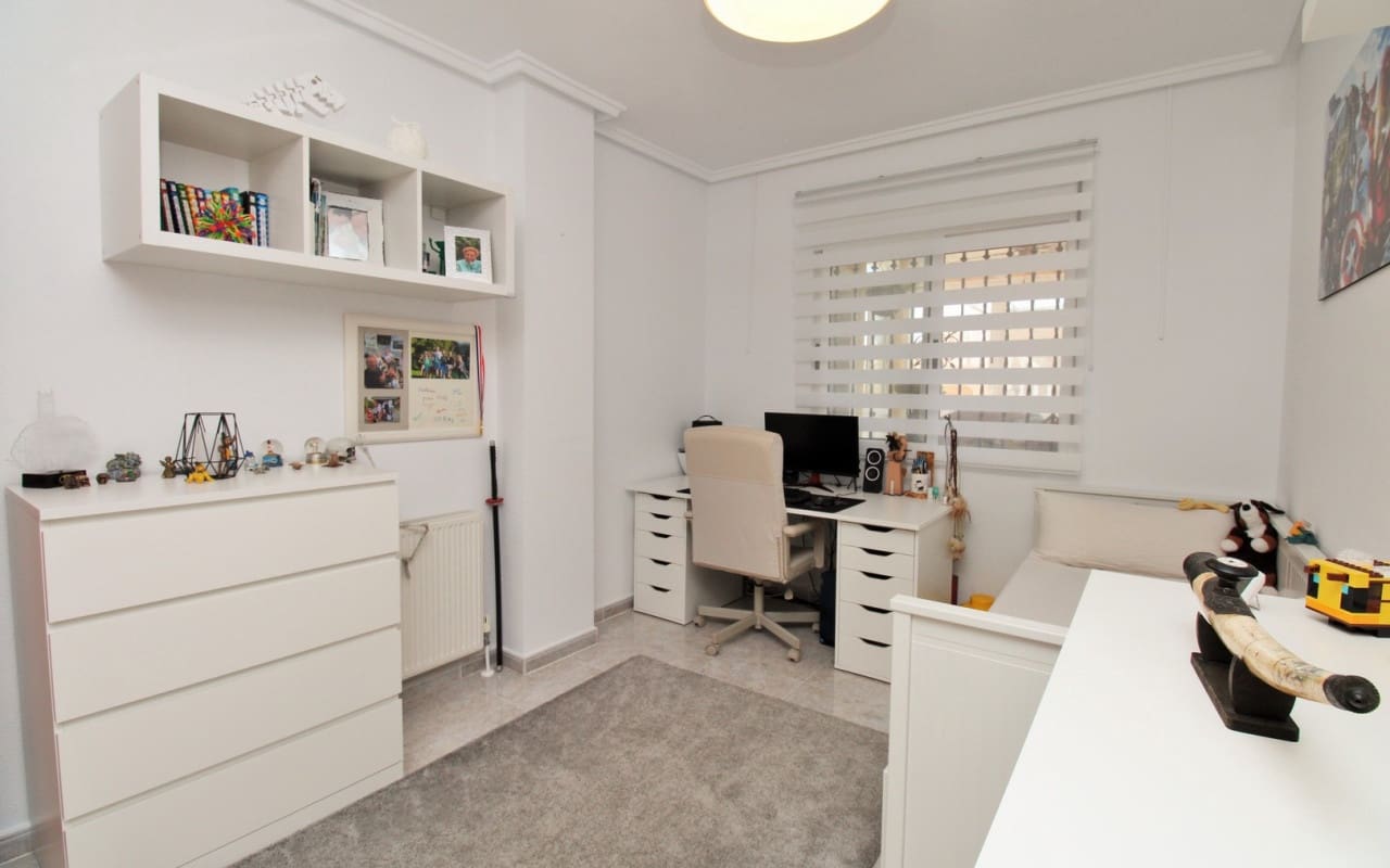 4 Zimmer Villa zu verkaufen in Villamartin mit Pool - 379.000 € (Ref: 9388188)