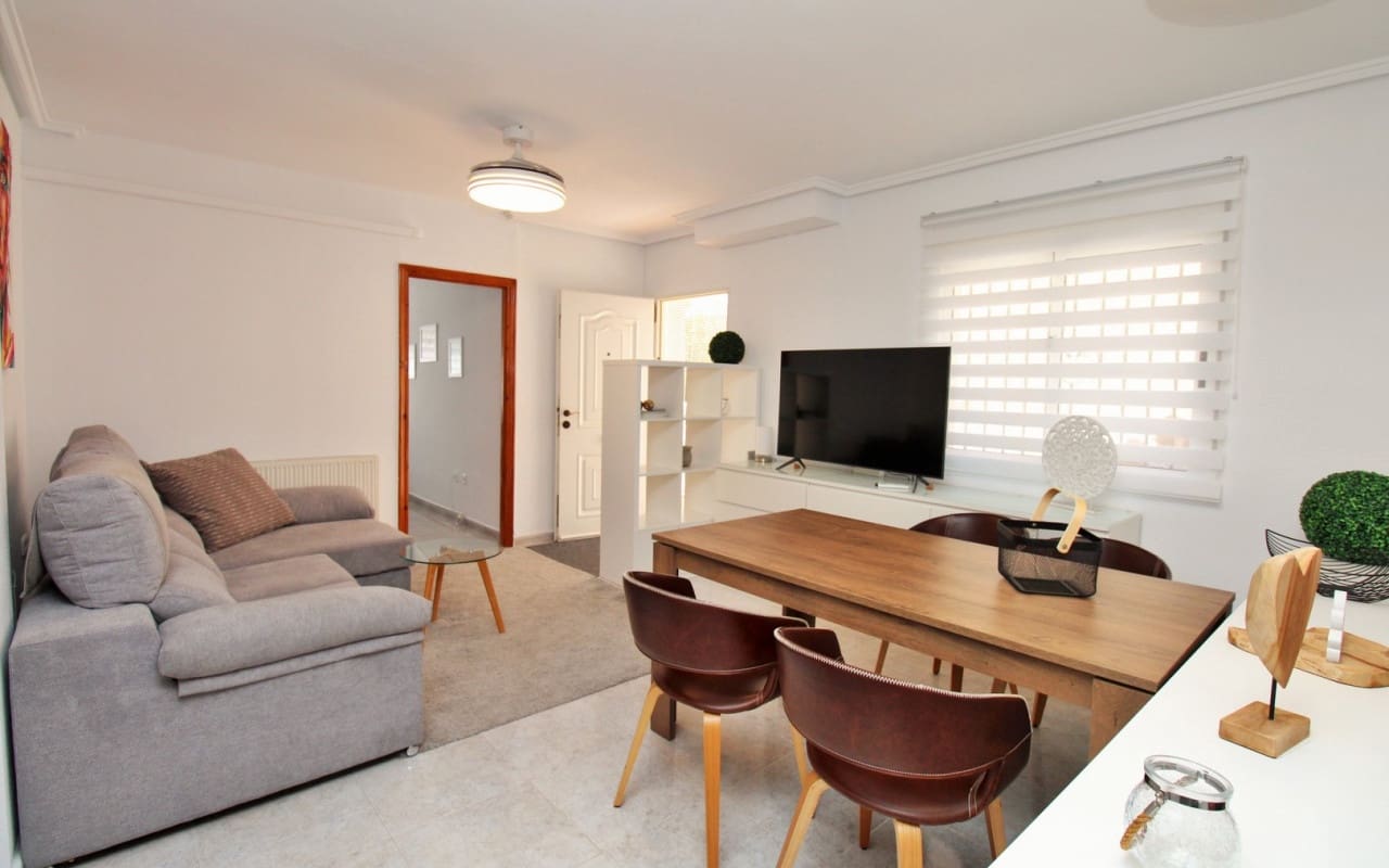 4 Zimmer Villa zu verkaufen in Villamartin mit Pool - 379.000 € (Ref: 9388188)