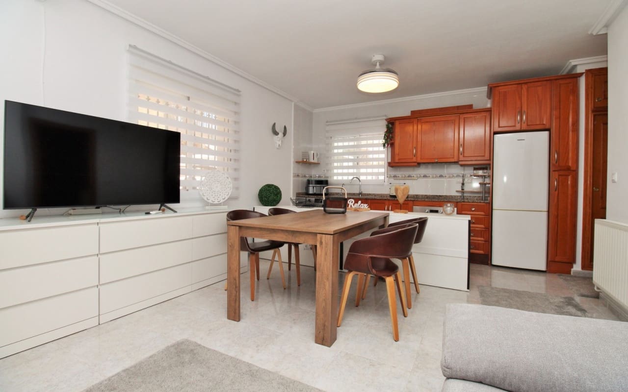 4 Zimmer Villa zu verkaufen in Villamartin mit Pool - 379.000 € (Ref: 9388188)