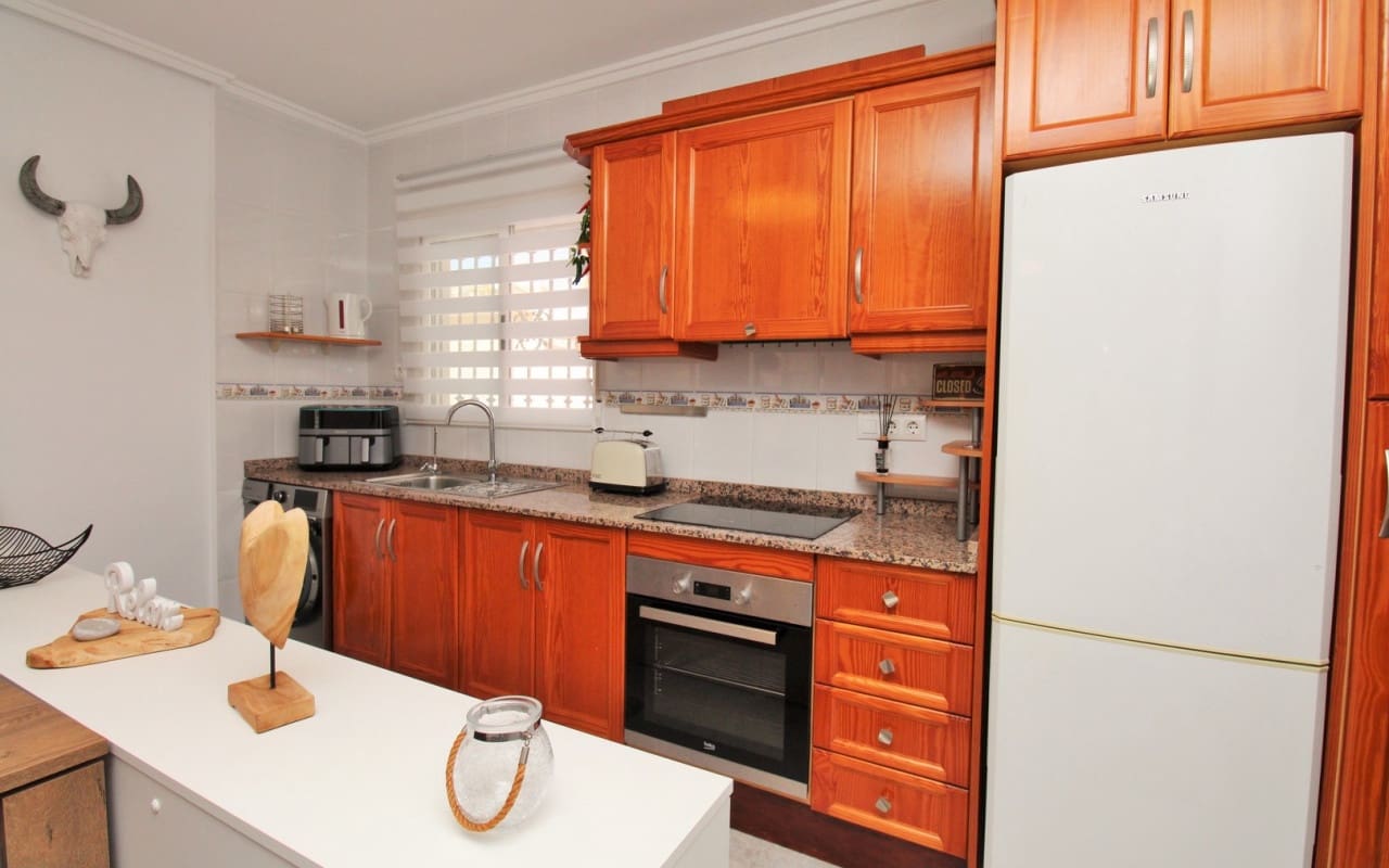 4 Zimmer Villa zu verkaufen in Villamartin mit Pool - 379.000 € (Ref: 9388188)