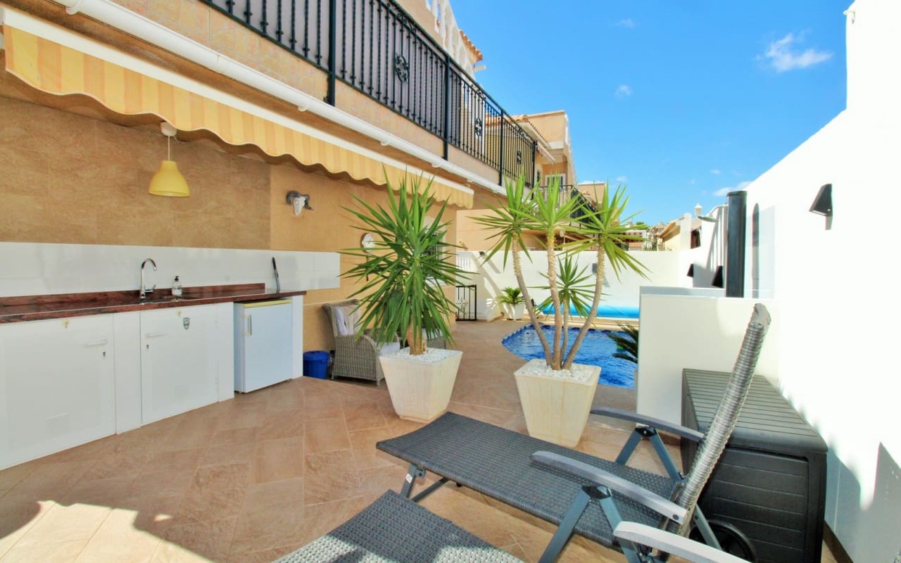 4 Zimmer Villa zu verkaufen in Villamartin mit Pool - 379.000 € (Ref: 9388188)