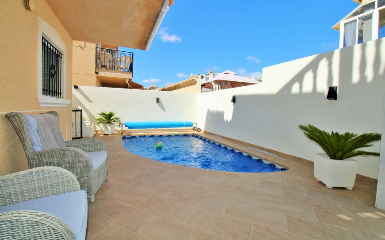 4 Zimmer Villa zu verkaufen in Villamartin mit Pool - 379.000 € (Ref: 9388188)