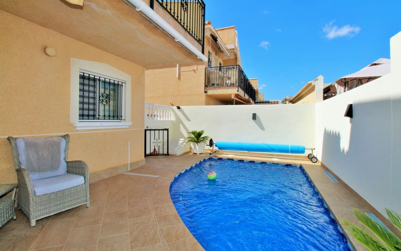 4 Zimmer Villa zu verkaufen in Villamartin mit Pool - 379.000 € (Ref: 9388188)