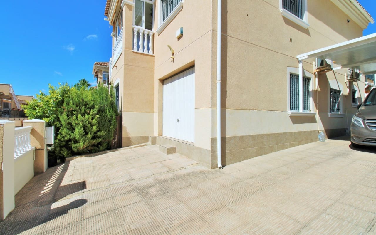 4 Zimmer Villa zu verkaufen in Villamartin mit Pool - 379.000 € (Ref: 9388188)