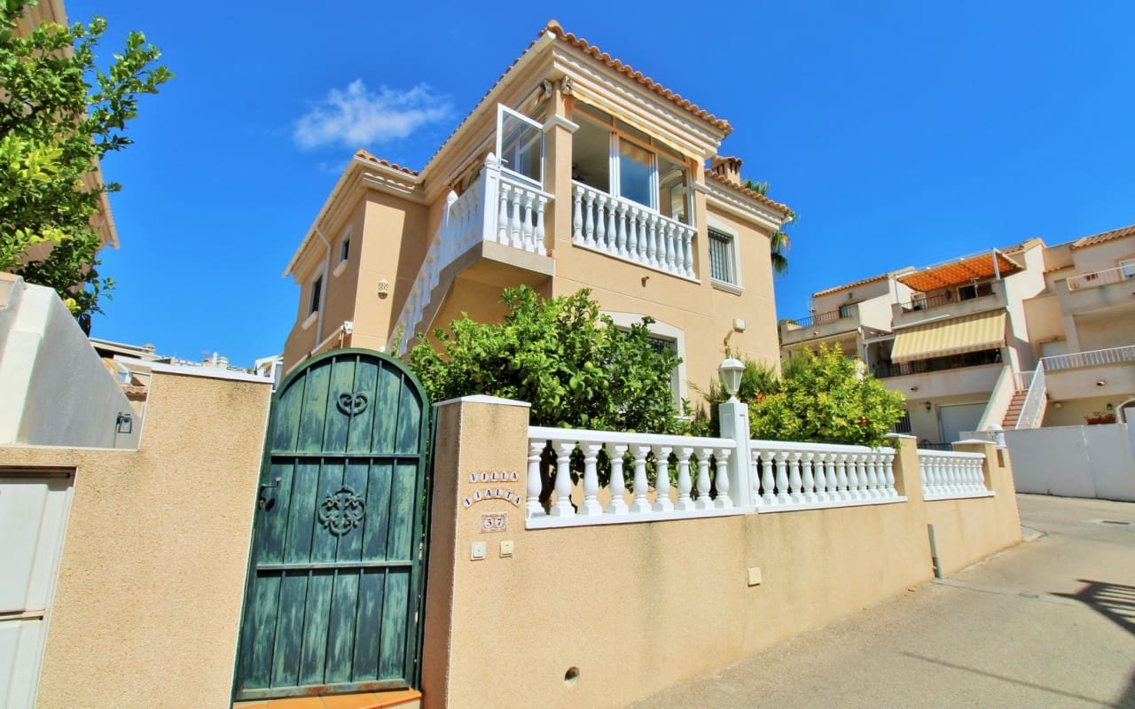 4 Zimmer Villa zu verkaufen in Villamartin mit Pool - 379.000 € (Ref: 9388188)