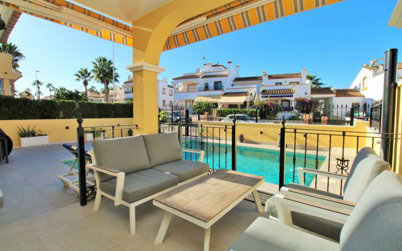 3 Zimmer Villa zu verkaufen in Villamartin mit Pool - 375.000 € (Ref: 9388192)