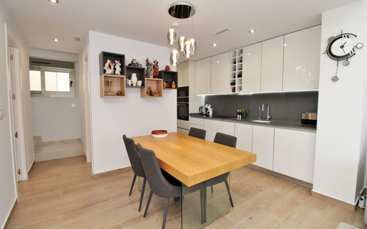 3 soveværelse Villa til salg i Villamartin med swimmingpool - € 448.000 (Ref: 9396296)