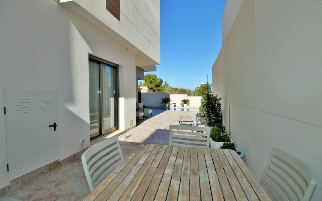 3 soveværelse Villa til salg i Villamartin med swimmingpool - € 448.000 (Ref: 9396296)