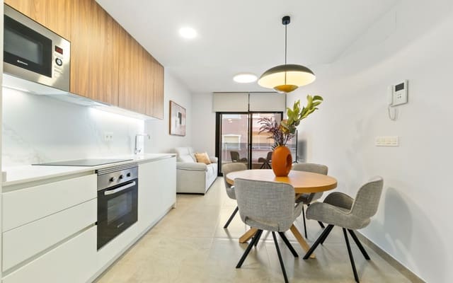 Apartamento de 2 habitaciones en Las Piscinas Naturales, Torrevieja en venta con piscina - 259.000 € (Ref: 9412670)