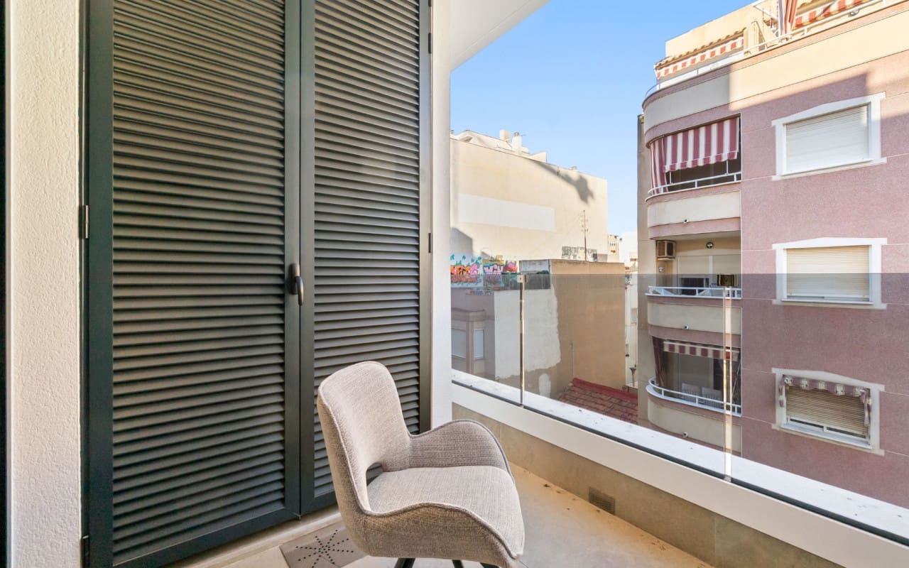 Apartamento de 2 habitaciones en Torrevieja en venta con piscina - 259.000 € (Ref: 9412670)