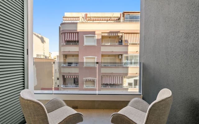 Apartamento de 2 habitaciones en Las Piscinas Naturales, Torrevieja en venta con piscina - 259.000 € (Ref: 9412670)