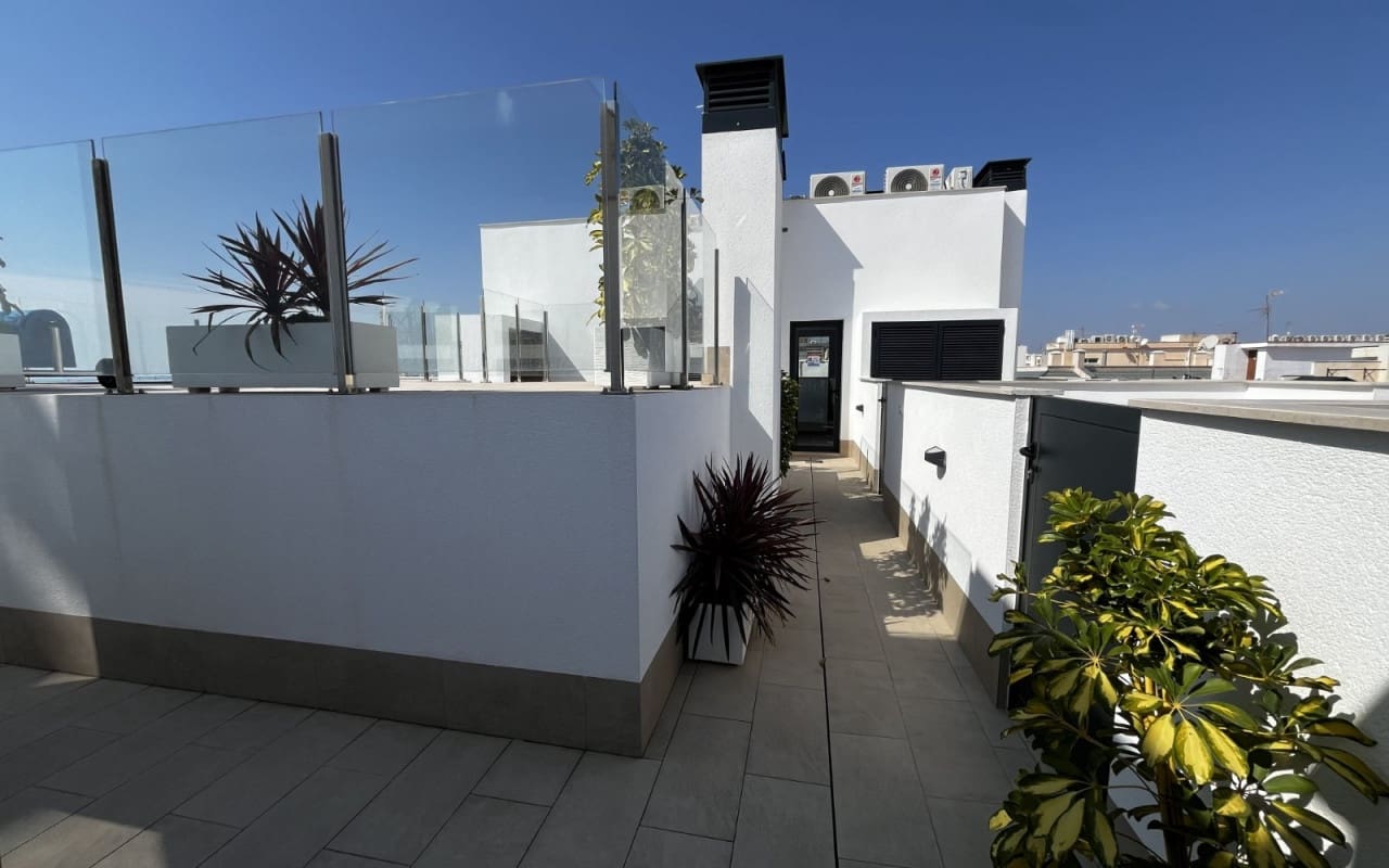 2 makuuhuone Huoneisto myytävänä paikassa Torrevieja mukana uima-altaan - 249 900 € (Ref: 9412670)