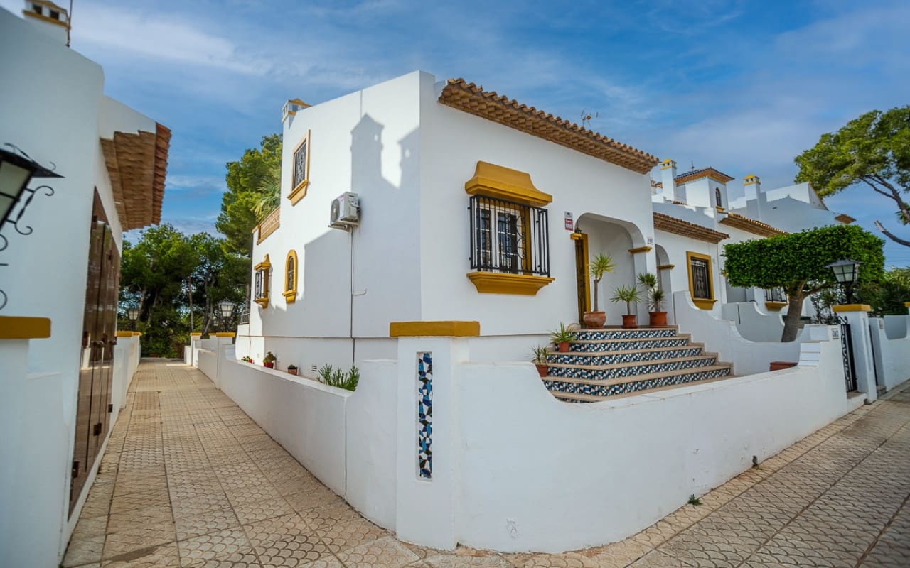 3 bedroom Villa for sale in Villamartin with pool - € 299,500 (Ref: 9416172)