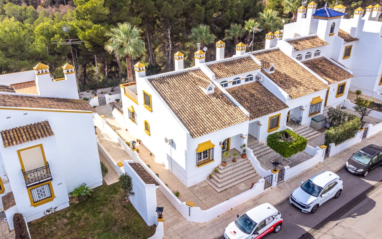3 bedroom Villa for sale in Villamartin with pool - € 299,500 (Ref: 9416172)