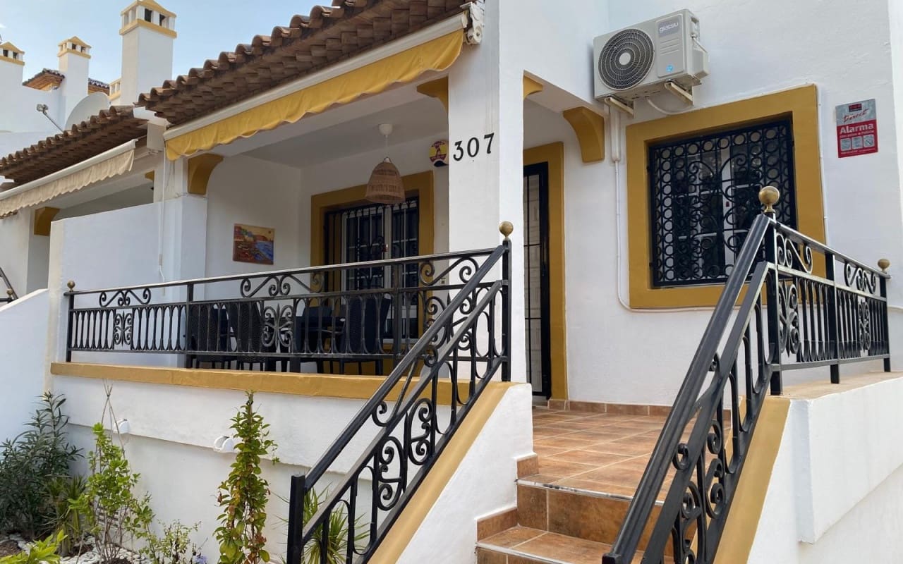 3 bedroom Villa for sale in Villamartin with pool - € 299,500 (Ref: 9416172)