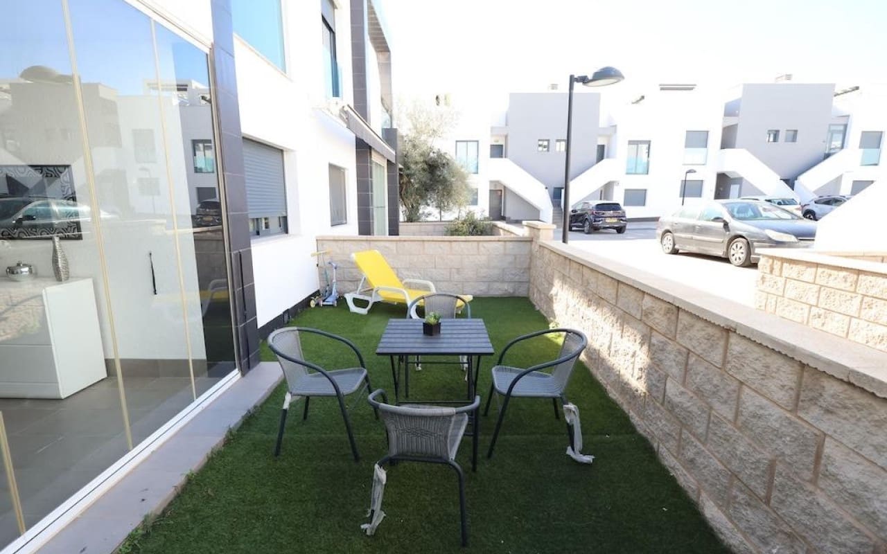 2 soveværelse Bungalow til salg i La Zenia med swimmingpool - € 289.000 (Ref: 9416180)
