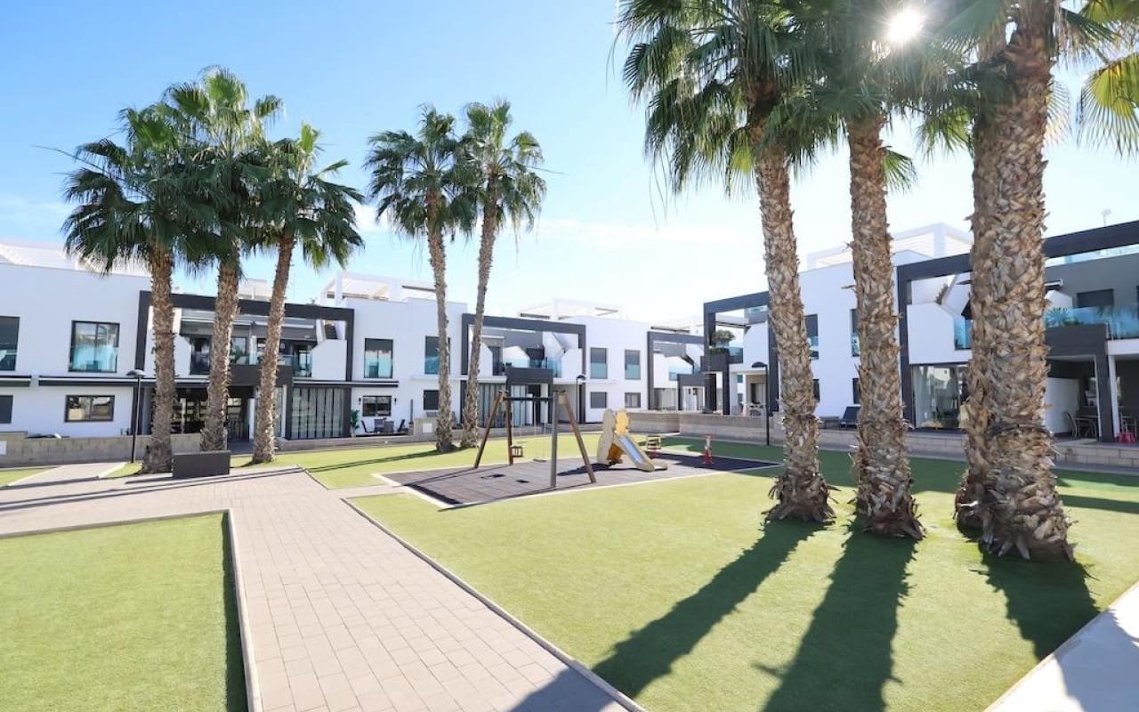 2 soveværelse Bungalow til salg i La Zenia med swimmingpool - € 289.000 (Ref: 9416180)