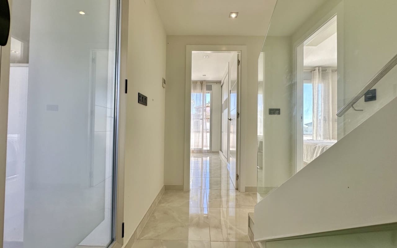 3 soveværelse Villa til salg i Orihuela Costa med swimmingpool - € 389.000 (Ref: 9421556)