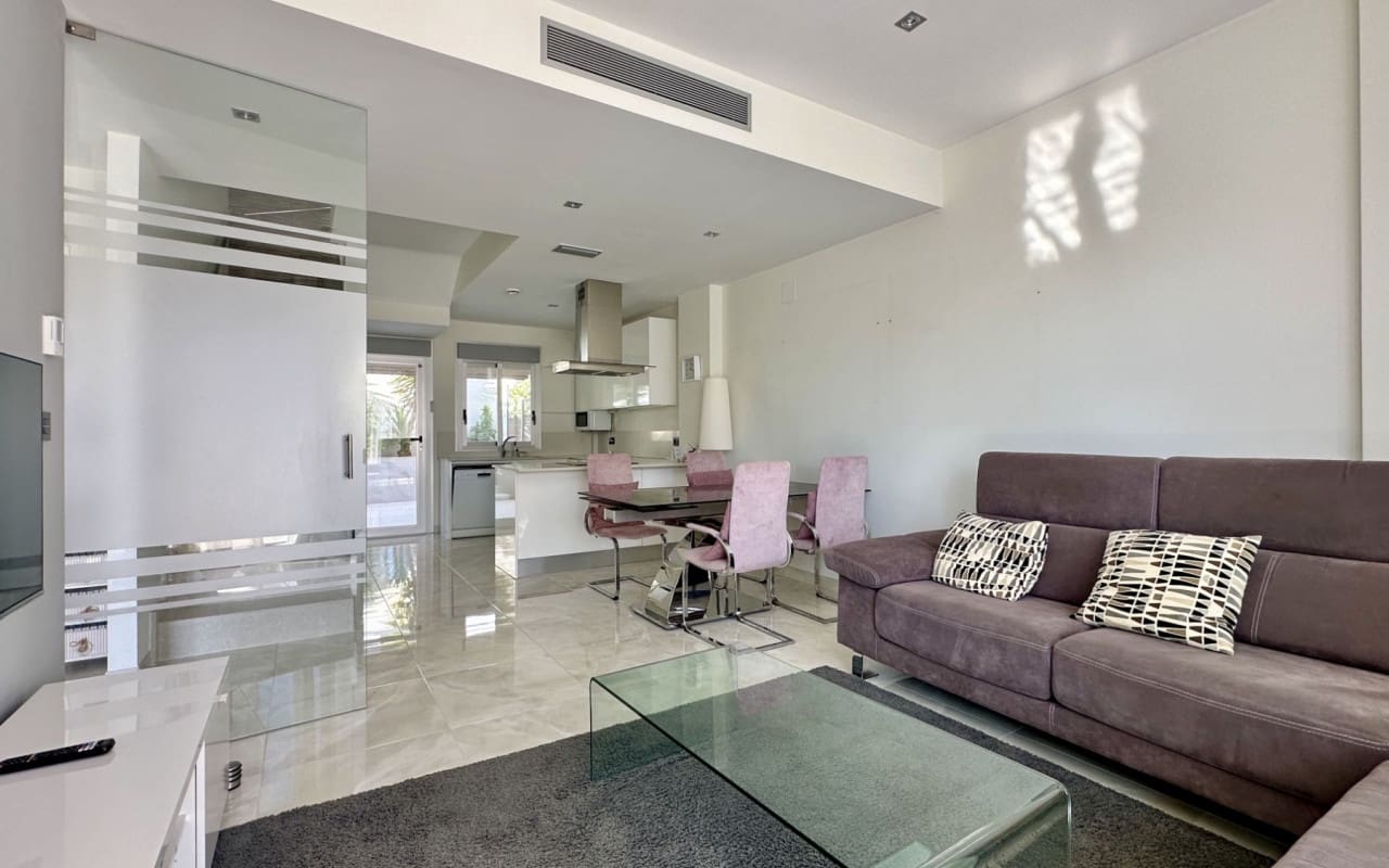 3 soveværelse Villa til salg i Orihuela Costa med swimmingpool - € 389.000 (Ref: 9421556)