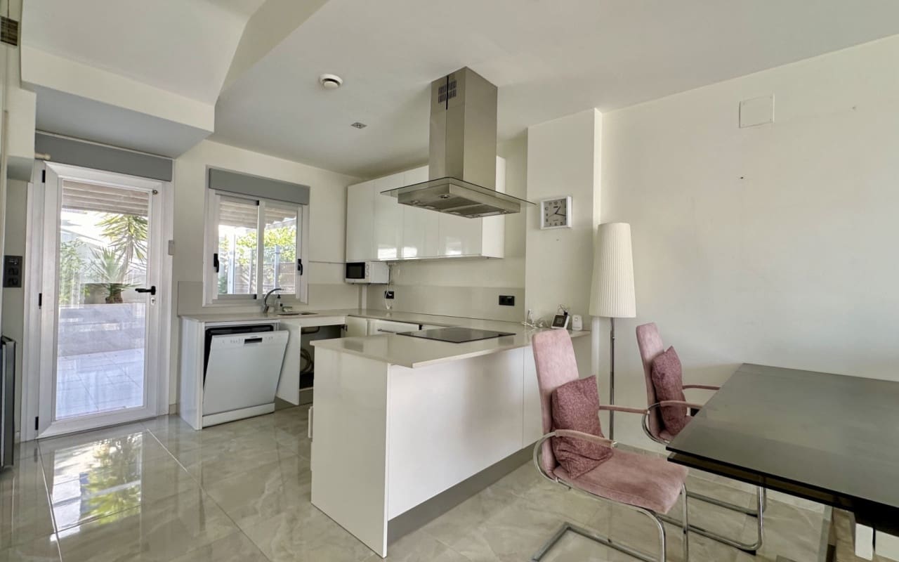 3 soveværelse Villa til salg i Orihuela Costa med swimmingpool - € 389.000 (Ref: 9421556)