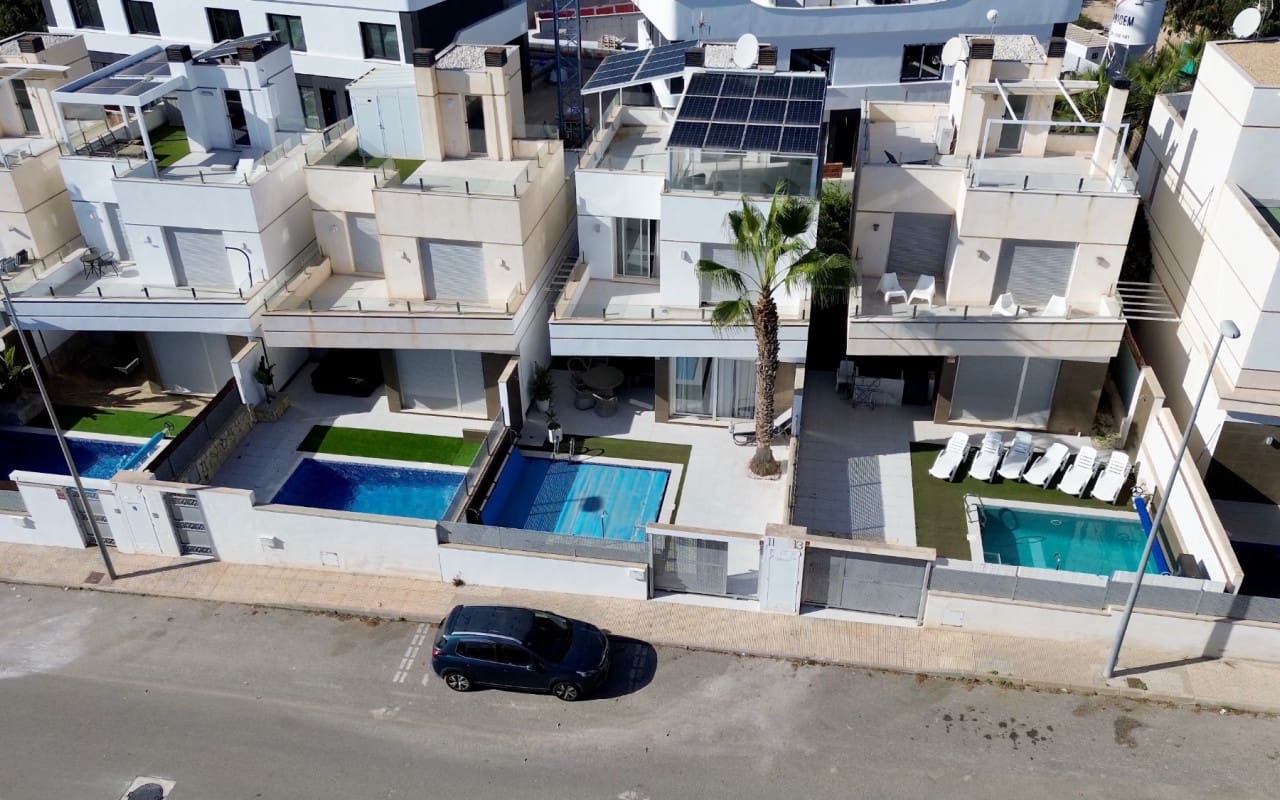 3 soveværelse Villa til salg i Orihuela Costa med swimmingpool - € 389.000 (Ref: 9421556)