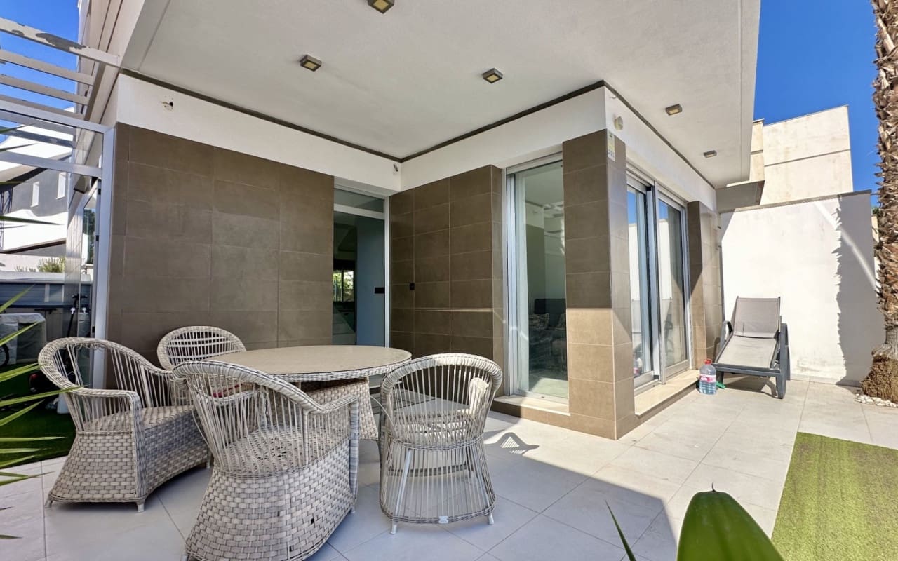 3 soveværelse Villa til salg i Orihuela Costa med swimmingpool - € 389.000 (Ref: 9421556)