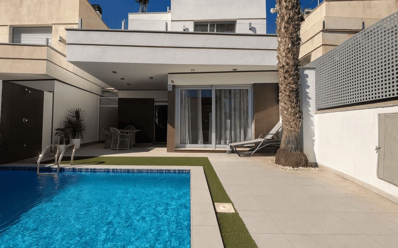 3 soveværelse Villa til salg i Orihuela Costa med swimmingpool - € 389.000 (Ref: 9421556)