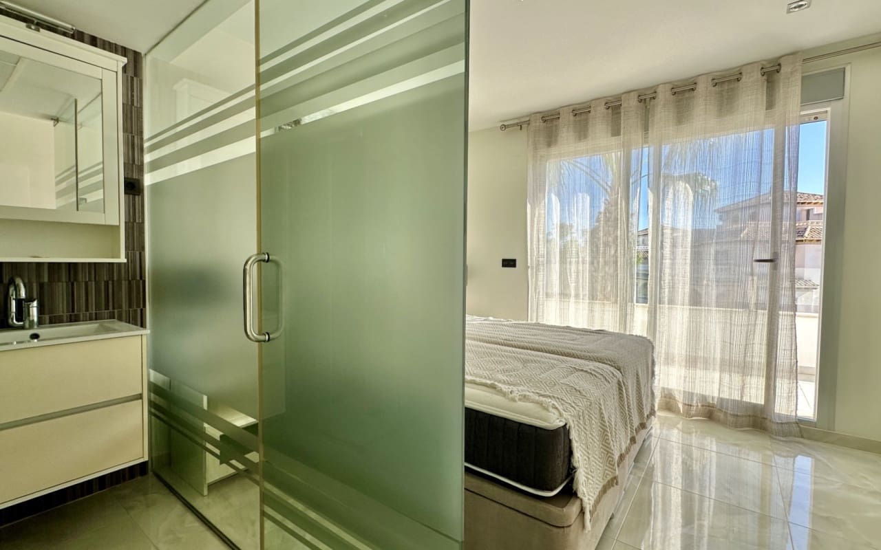 3 soveværelse Villa til salg i Orihuela Costa med swimmingpool - € 389.000 (Ref: 9421556)